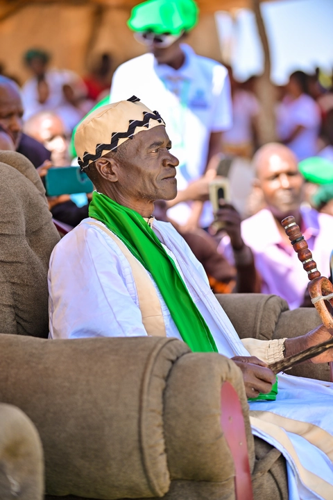 Fumu Shokuru Kaputungu, thsikuña thsenthzi thsaethsiwa ci Mbumba, thsaa ku Hekeviya, ma kilomita o ku twethsa ku kuma mu mutanu, ku wiko o mbongi thza Rivungu.