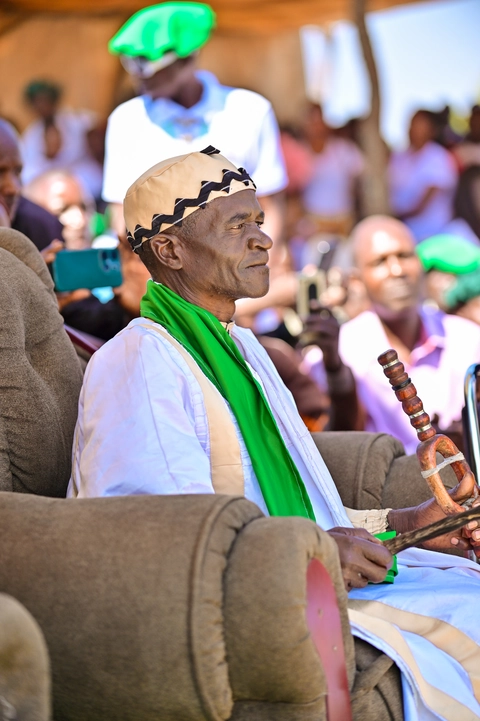 Fumu Shokuru Kaputungu, thsikuña thsenthzi thsaethsiwa ci Mbumba, thsaa ku Hekeviya, ma kilomita o ku twethsa ku kuma mu mutanu, ku wiko o mbongi thza Rivungu.