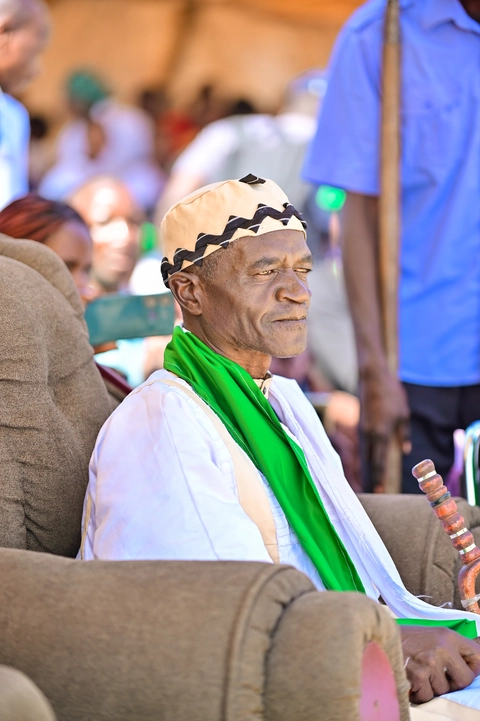 Fumu Shokuru Kaputungu, thsikuña thsenthzi thsaethsiwa ci Mbumba, thsaa ku Hekeviya, ma kilomita o ku twethsa ku kuma mu mutanu, ku wiko o mbongi thza Rivungu.